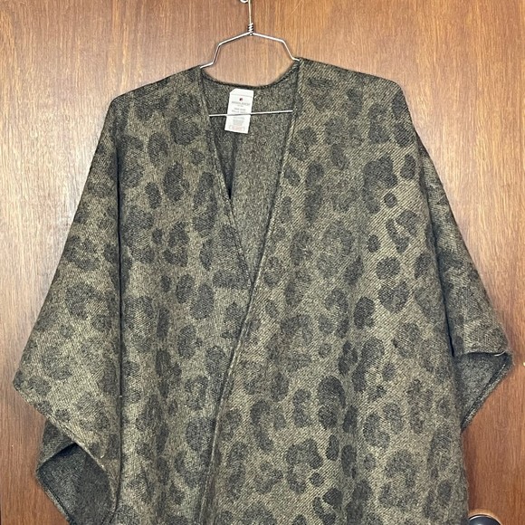 Woolrich Woman’s Thick Polyester Viscose Blend Poncho One Size - Picture 2 of 4